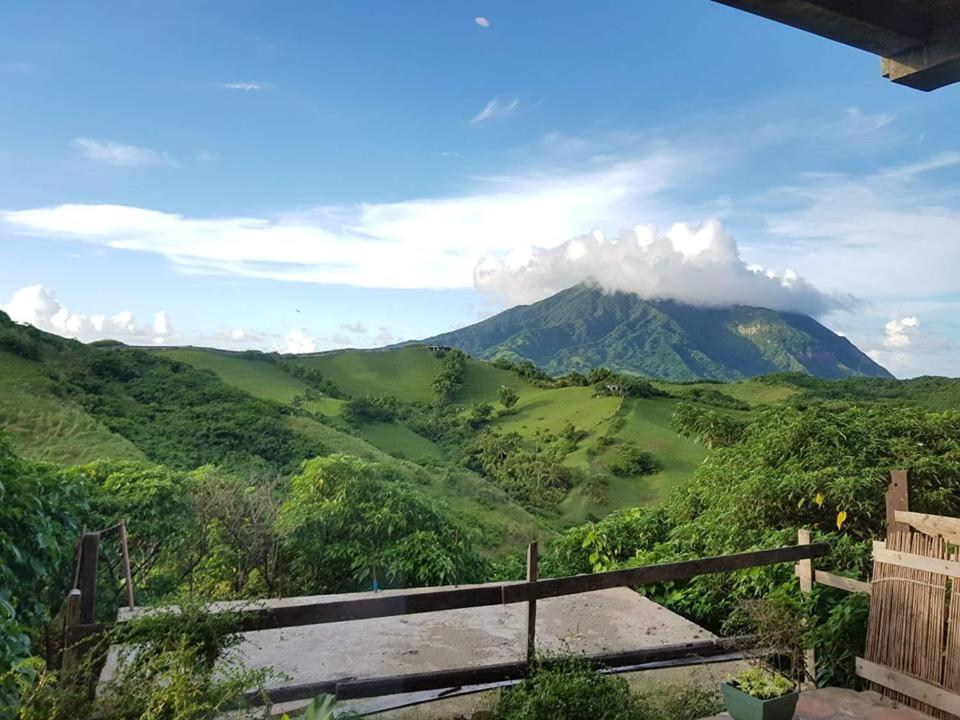 Florabells Iraya Guest House - Batanes バスコ エクステリア 写真
